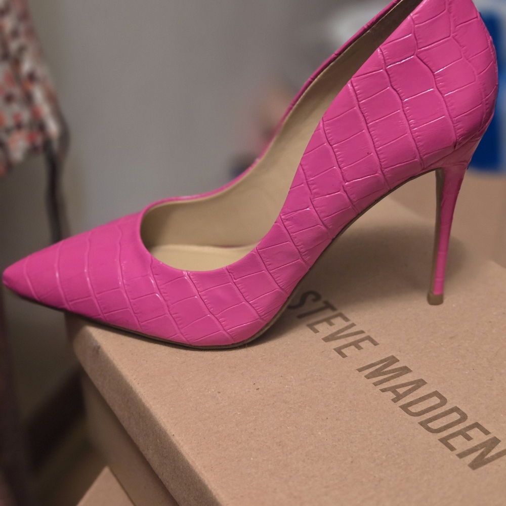 Steve Madden Fuchsia Croc-Embossed Heels